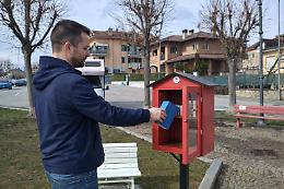 &laquo;Posa un libro, prendi il libro&raquo;, il paese lancia la sua prima casetta per condividere letture