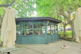 Chiuso da anni, sta per riaprire il chioschetto davanti alle scuole