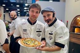 La pizza pi&ugrave; curiosa del momento? Acciuga al verde e tradizione piemontese