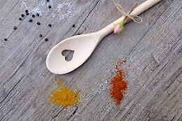 Trota e erbe spontanee: il mix di sapori che conquista la primavera