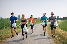 Correre (o passeggiare) raccogliendo rifiuti per strada: ecco la "Plogging run"