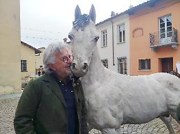 Un sogno di bambino diventa realt&agrave;: il cavallo di Napoleone ricorda il passaggio del generale