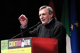 Una vita contro le dipendenze e l'illegalit&agrave;: don Ciotti riceve il "Sigillo civico" a Torino