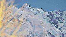 La montagna si accende: lo spettacolo della fiaccolata incanta la valle
