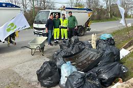 Nei prati a lato strada c'era quasi una tonnellata di immondizia: &laquo;Abbiamo riempito due camion&raquo;