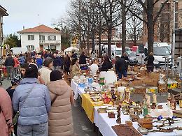 In tantissimi innamorati del vintage, tra 300 bancarelle nel centro storico