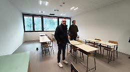 Dopo le "visite guidate" nella scuola da abbattere... arriva il tour nella scuola appena costruita - LE FOTO