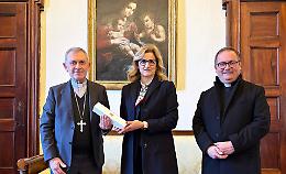 Il Questore&nbsp;porta in dono al vescovo &ldquo;L&rsquo;olio di Capaci&rdquo; per la messa crismale