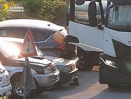 Rubavano il carburante destinato ai distributori a  cui dovevano consegnarlo