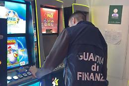 Facevano giocare i clienti con slot irregolari: denunciati
