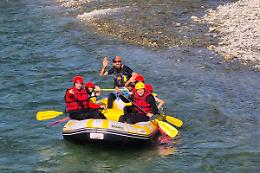 In gommone sul torrente dietro al municipio