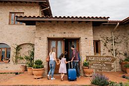 Pasqua vicino casa: addio mete lontane, vince la fuga tra agriturismi e sapori autentici