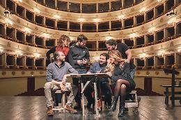 &ldquo;Seconda Classe&rdquo; chiude la stagione del "Marenco" con un pugno nello stomaco sulle disuguaglianze