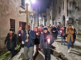 Nel cuore di Ceva risuonano le &ldquo;Voci di pace&rdquo;: stasera la Via Crucis del Venerd&igrave; Santo