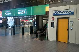 Smarrisce 2000 euro in aeroporto: la Polizia li recupera e li restituisce