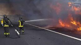 Camion va a fuoco in autostrada