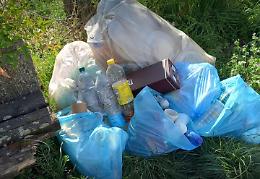 Pasquetta lascia... una montagna di rifiuti: parchi e spiagge invasi dall'immondizia