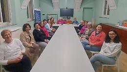 Imparare a cucire e lavorare a maglia: tante iscritte al corso di base