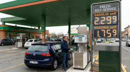 Caro carburanti, il paradosso dei prezzi: il petrolio scende, ma il gasolio sale ancora