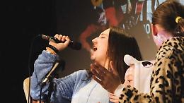 Cosa succede se un viaggio di lavoro prende una piega surreale? La commedia della Scala del Re 