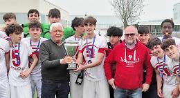 Alzala in alto capitano! Ecco la coppa per i campioni della Monregale