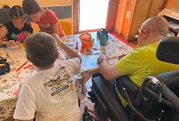 Un laboratorio speciale: bambini e ospiti del Centro diurno creano bellezza