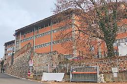 Si demolisce la scuola: strada chiusa fino al 30 maggio, ma la ZTL si fa meno pesante 