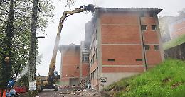 Cos&igrave; si demolisce una scuola: ruspe e pinza al lavoro al &ldquo;Baruffi&rdquo;