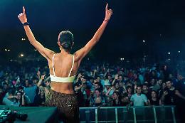 Sfilata in maschera e grandi nomi della musica: torna il "Carnevale estivo"