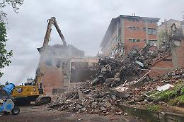 Un pezzo dopo l'altro, la scuola va gi&ugrave;: distrutta la prima "manica", ora si abbatte la seconda 