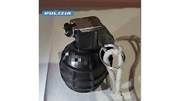 Spara contro la vetrina di un bar e si barrica: in casa aveva una granata