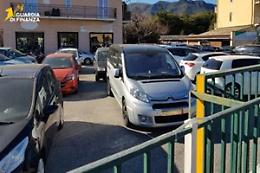 Vendeva auto pagate in contanti e al fisco dichiarava quasi "zero": concessionario nei guai