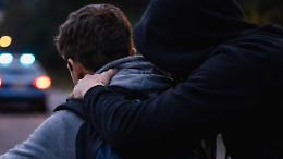 Aggredito alle spalle e rapinato: paura per un minorenne, identificato il responsabile