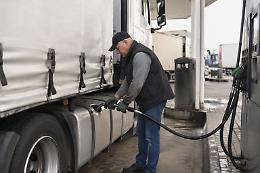 Caro gasolio, il conto &egrave; salato: gli autotrasportatori alzano la voce: &laquo;Cos&igrave; non si regge pi&ugrave;&raquo;