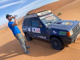 In corsa nel deserto, tra guasti e sabbia: padre e figlio scalano la classifica del Panda Raid 