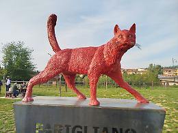 Il "Gatto rosso" adesso esiste davvero: la leggenda prende vita, all'ingresso del paese