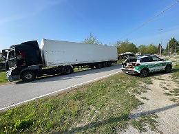 Camion in manovra urta la ringhiera di una propriet&agrave; privata