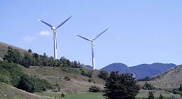 Passano le pale eoliche, si chiude la strada
