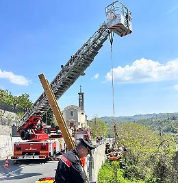 Ciclista esce di strada e vola in un dirupo per 5 metri
