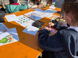 Abbellire gli spazi pubblici: i bambini imparano l'arte dei graffiti