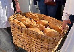 Dodici "micun", pani benedetti, donati alla mensa della Caritas