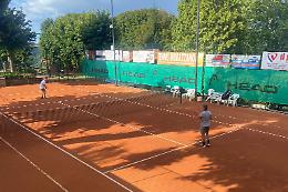 Giocare a tennis sulla terra rossa, tra le colline dell'Alta Langa