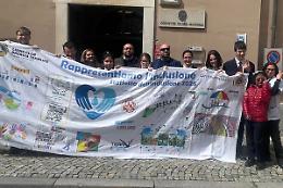 Una "bandiera di inclusione" sta attraversando tutta l'Italia: poi arriver&agrave; in mano al Papa