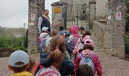 Dove un tempo c&rsquo;era l&rsquo;asilo: i bambini riscoprono la scuola dei loro nonni