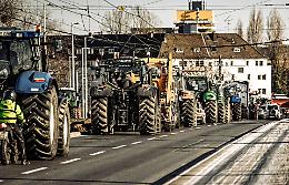 Contro la guerra e i rincari: migliaia di agricoltori in protesta al Brennero