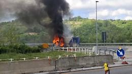 Camioncino a fuoco sull'autostrada: traffico bloccato 