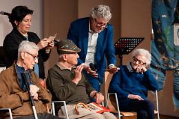 25 aprile, i valori della Liberazione non hanno et&agrave;: tre ultracentenari consegnano la Costituzione ai giovani