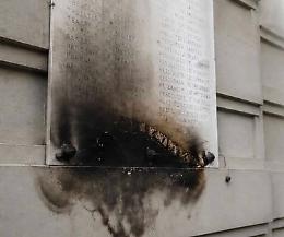 Bruciata una targa partigiana dopo il 25 Aprile: indignazione a Torino per il gesto che colpisce la memoria