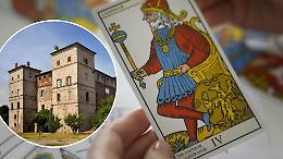 Tarocchi, castello e segreti: un viaggio tra simboli, bellezza e mistero