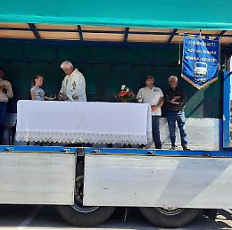 Motori, tradizione e fede: si benedicono i camion per celebrare il lavoro su ruote